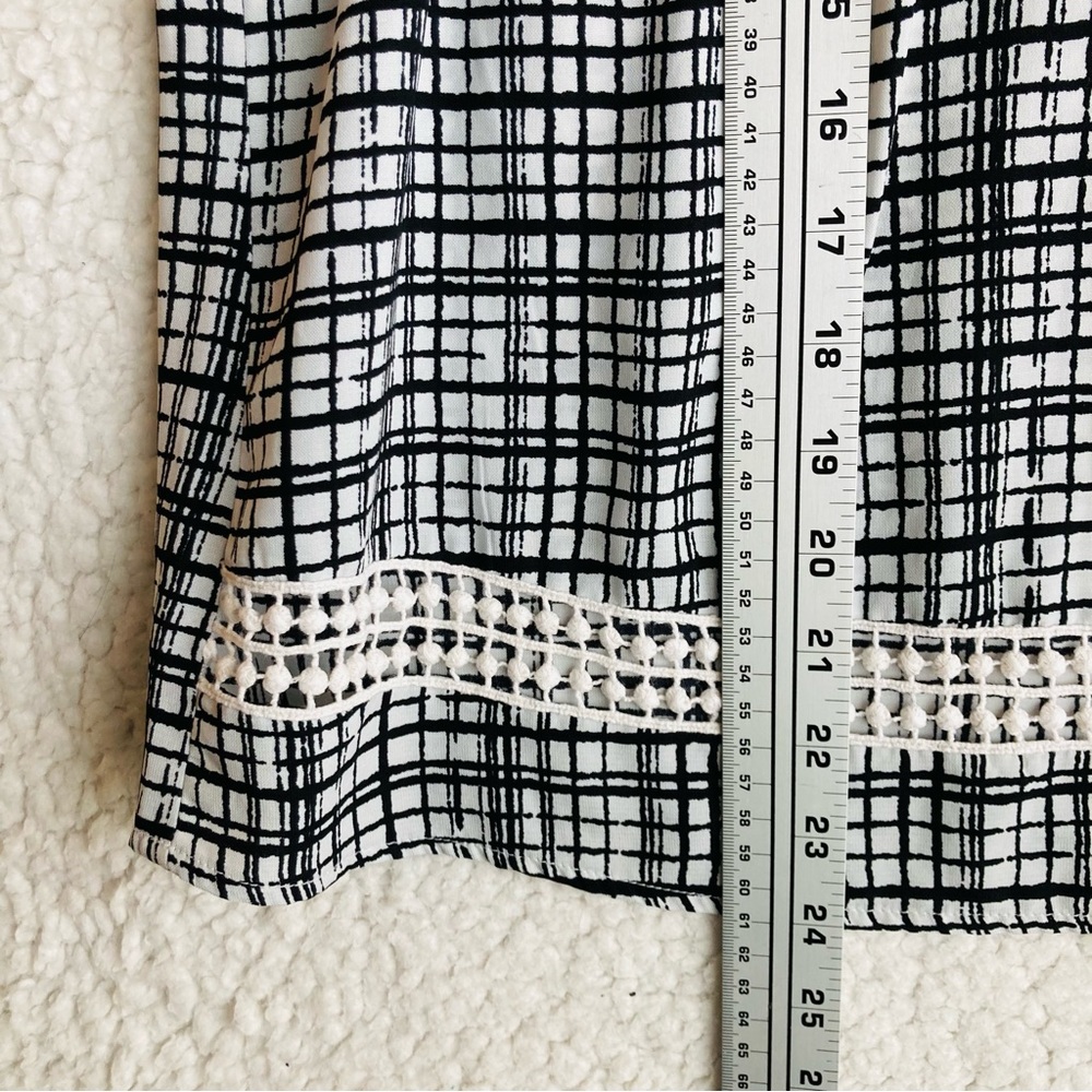 Forever 21 Women's black and white abstract plaid short sleeve cropped top, 1X - Picture 7 of 14